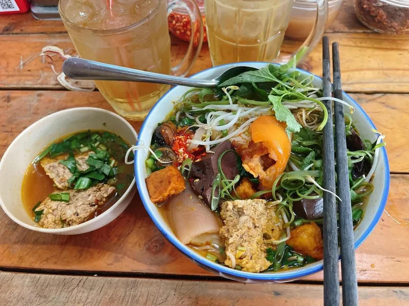 Bún riêu canh bún sáng. Bò lá lốp mỡ chài chiều
