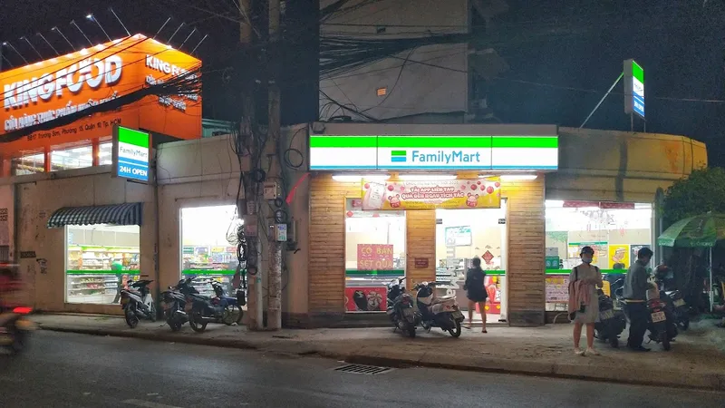 FamilyMart Trường Sơn