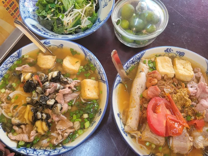 Bún ốc sườn cô Sáu