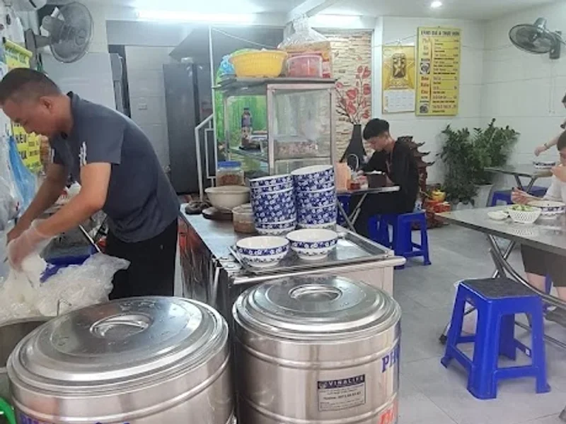 Tiệm Ăn Nga: PHỞ BÒ - BÚN RIÊU