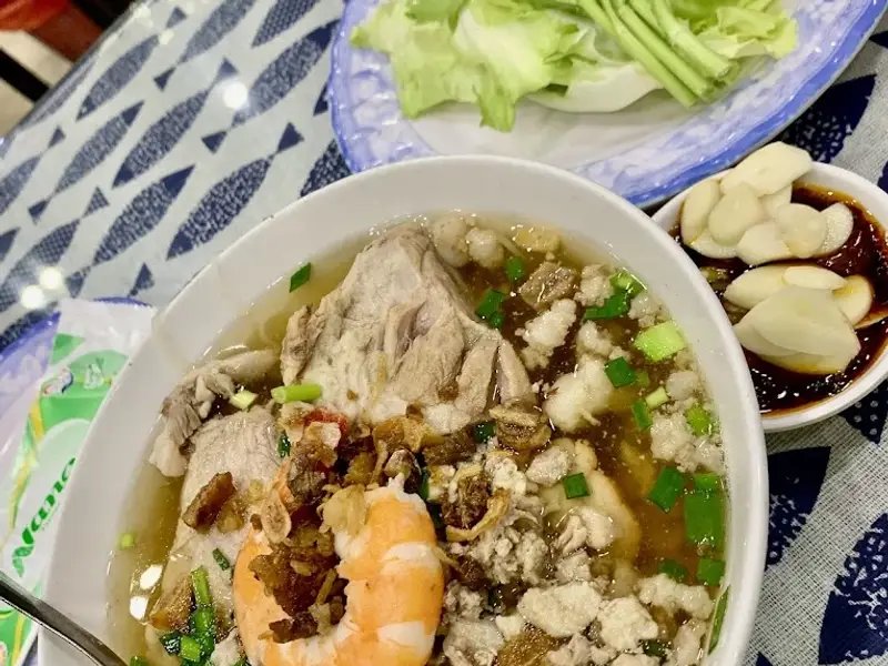 Hủ tiếu - Bánh bao Cả Cần