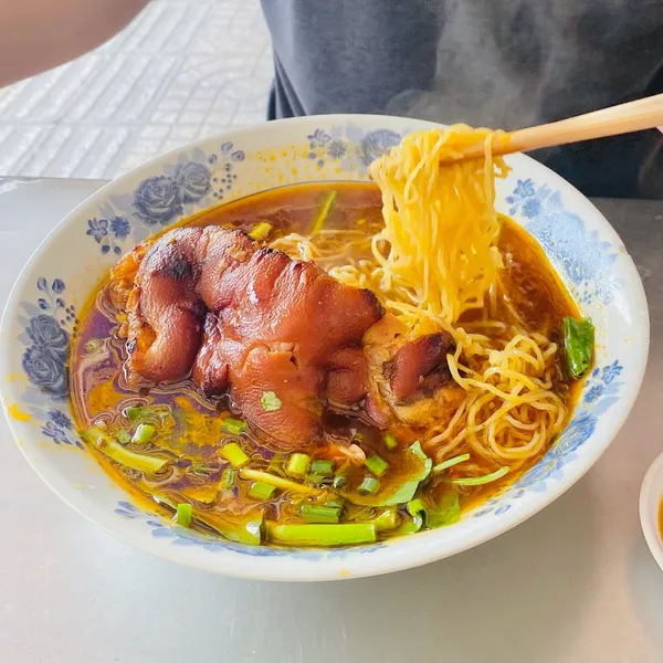 Hủ tiếu mì giò heo