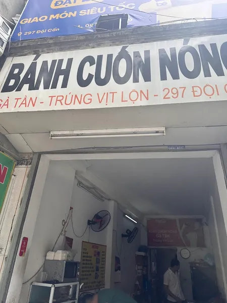 Bánh cuốn nóng, gà tần