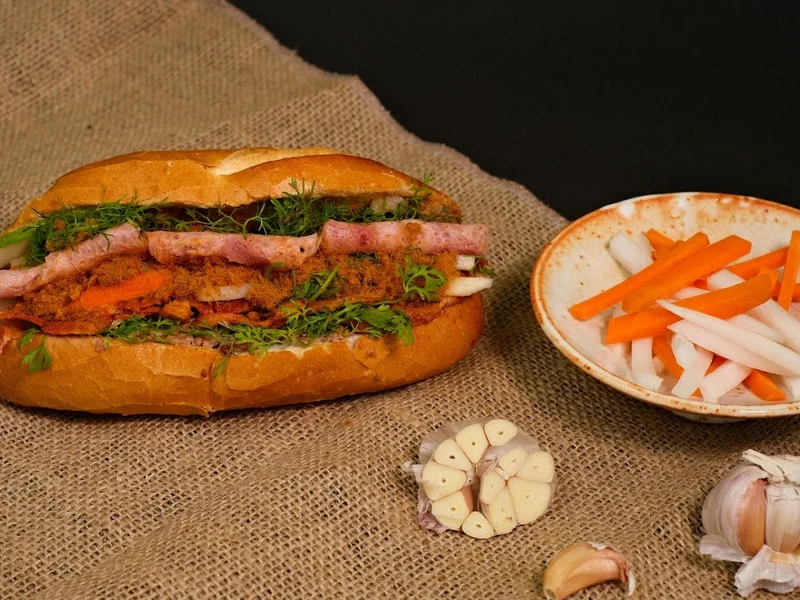 TIỆM BÁNH MỲ BA CÔ GÁI