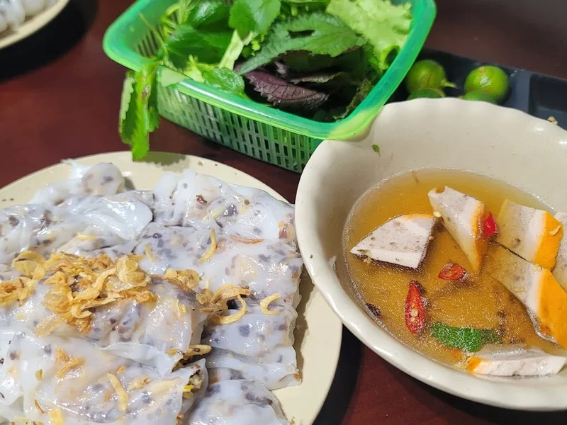 Bánh cuốn nóng bún chả bún gân bò
