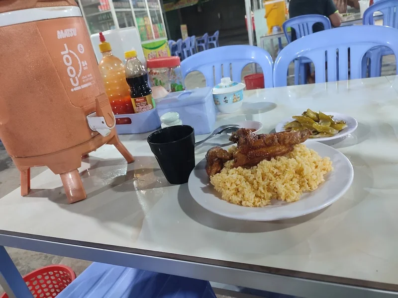 Cơm Gà Xối Mở Huỳnh Trân