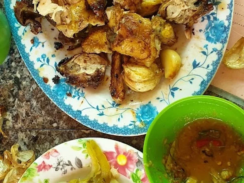 Quán Lẩu - Gà Đốt Lá Chúc rất ngon