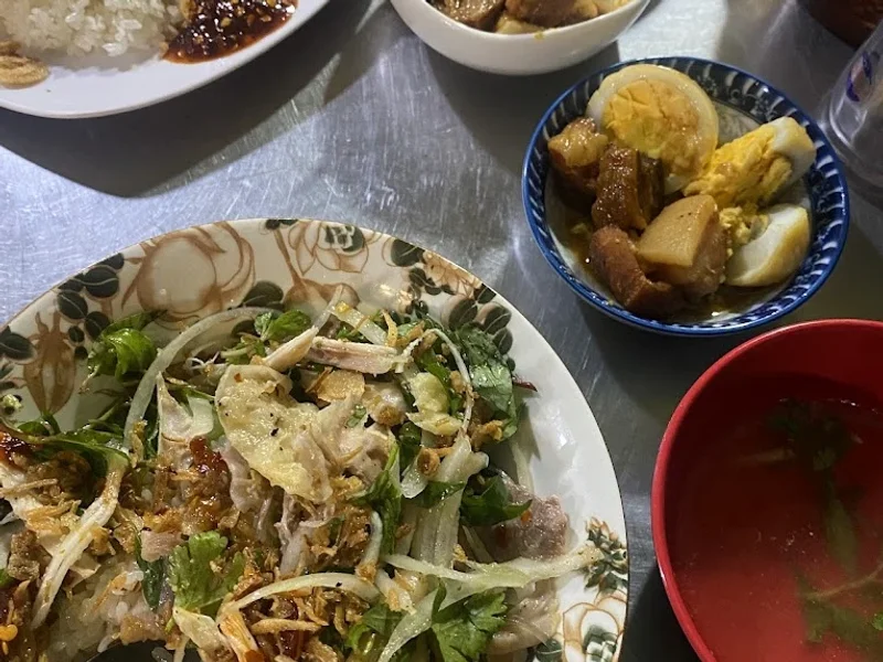 Quán xôi chiên, gà xé TY
