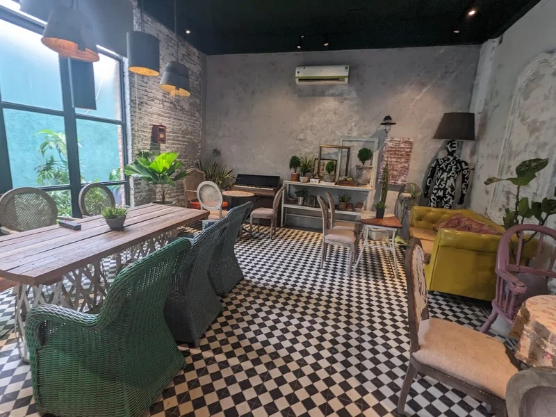 Tiệm Cà Phê Ô Cửa Sổ