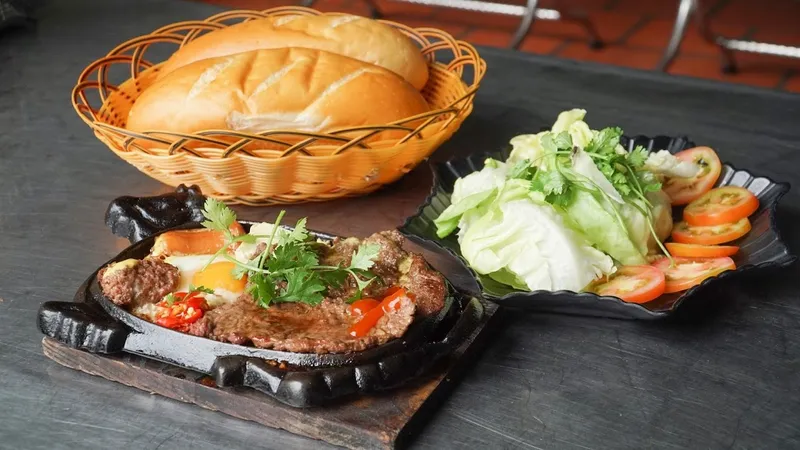 Bít tết bà Hoa