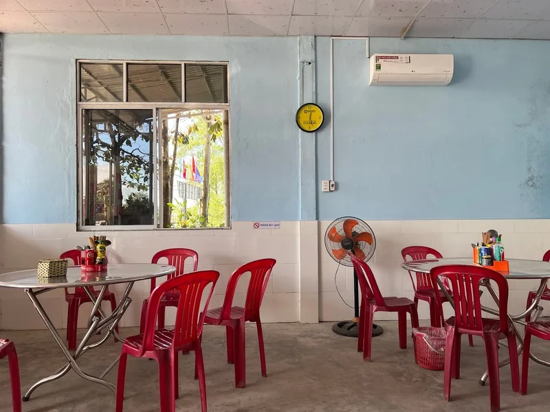 Quán cơm Hoàng Anh