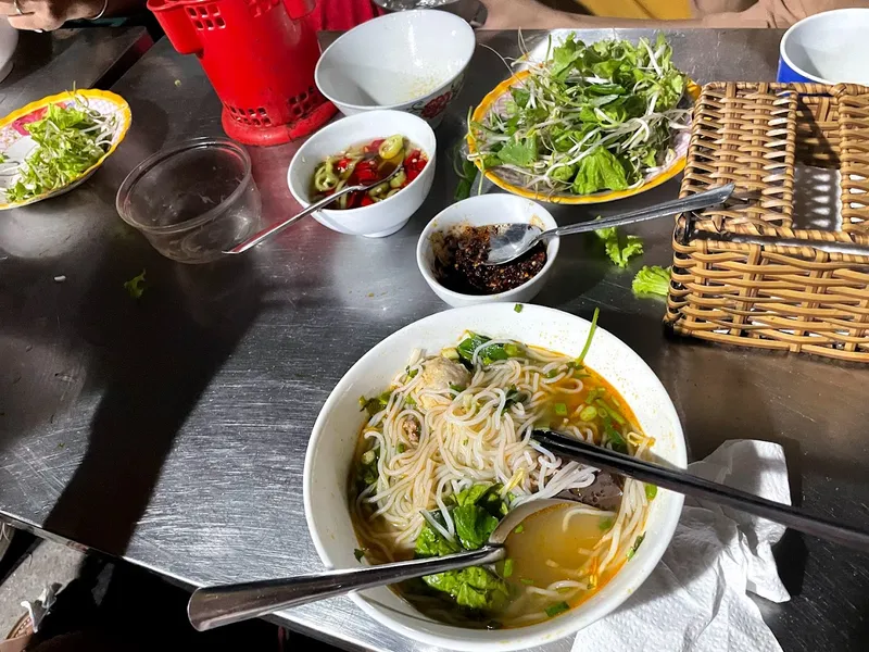 bún bò o Phụng - chú Vọng