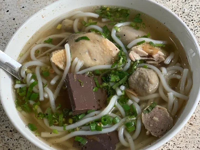 Quán bánh canh bột xắt cá - gà (kế cổng chùa Mỹ Á - Chi Lăng)