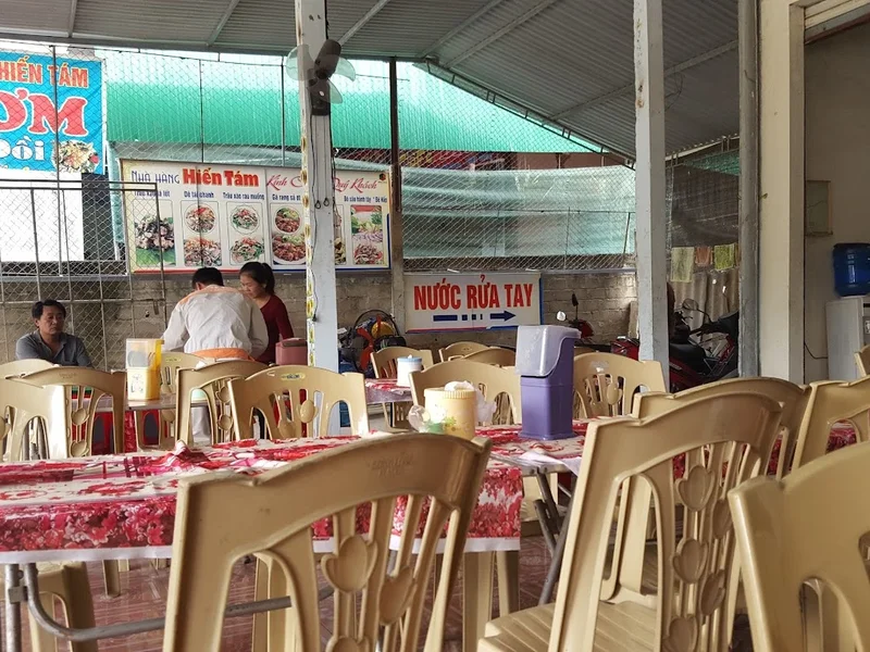 Nhà Hàng Hiến Tám