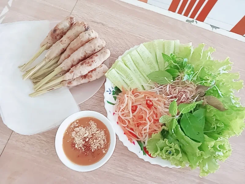 Nem Lụi - Bún Thịt Nướng Hồng Quang + Bánh Bột Lọc 25 Hoàng Diệu ở Quảng Bình