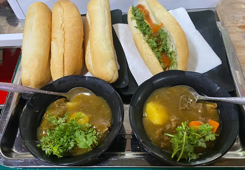 Bánh mì NGON & Cafe bóng đá