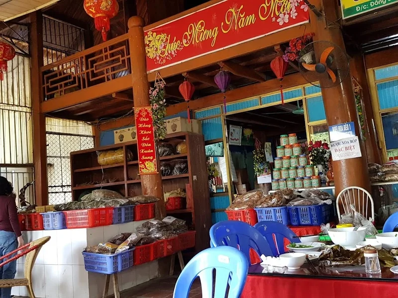 Nhà Hàng Hoa Thủy