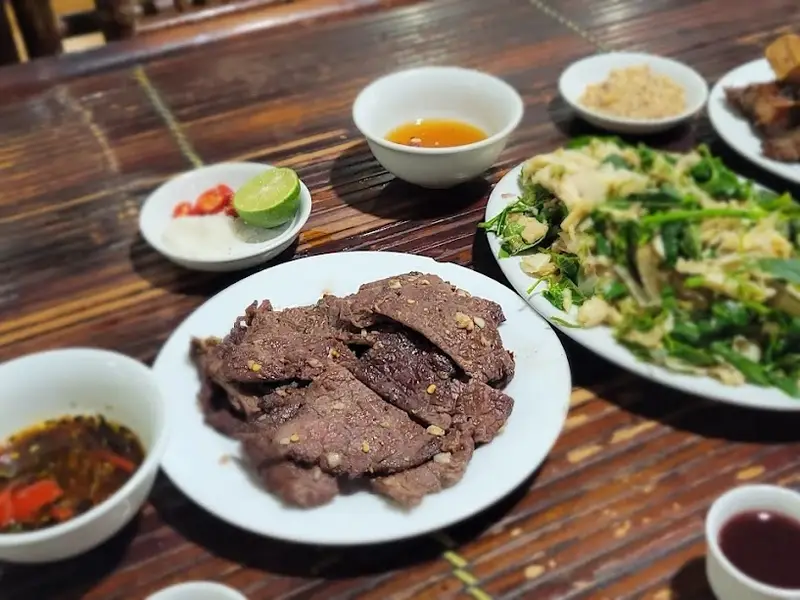 Nhà hàng Dân Tộc Quán