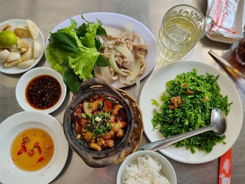 Quán Cơm Niêu Huyền Sương