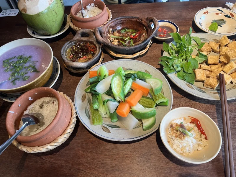 Cơm Niêu Ngói Xưa