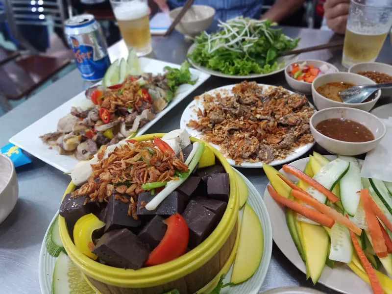 Lẩu bò Sáu Hưng