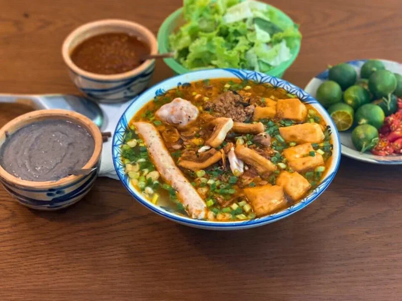 Bún riêu tóp mỡ mọc giòn Cô Hương Béo