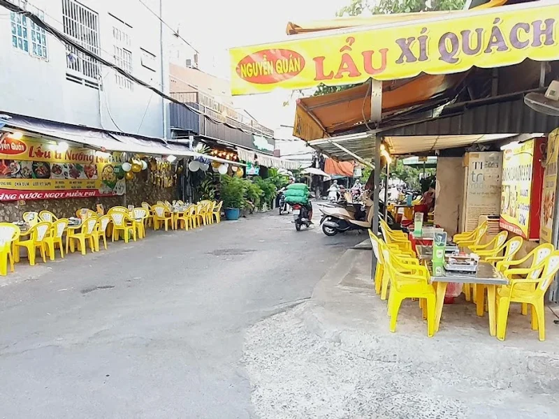 Lẩu gà lá é Nguyễn Quán