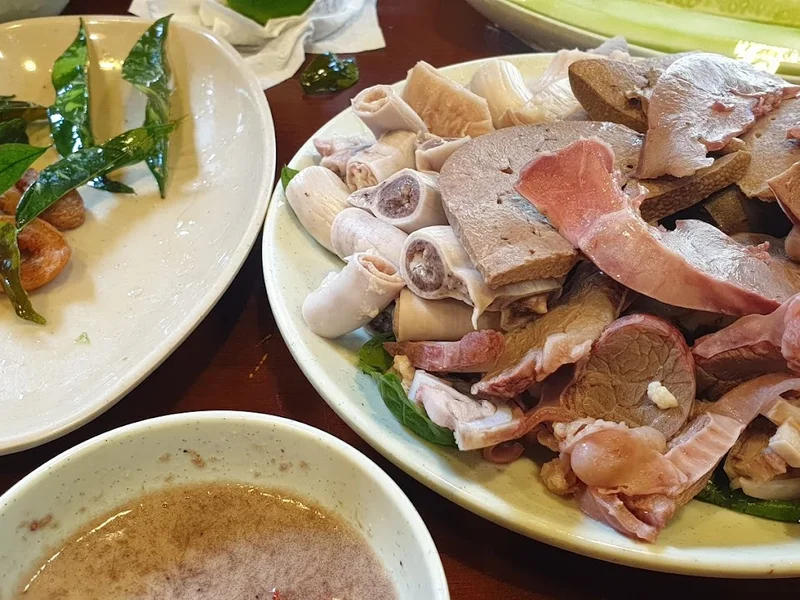 Lòng ngon phố cổ