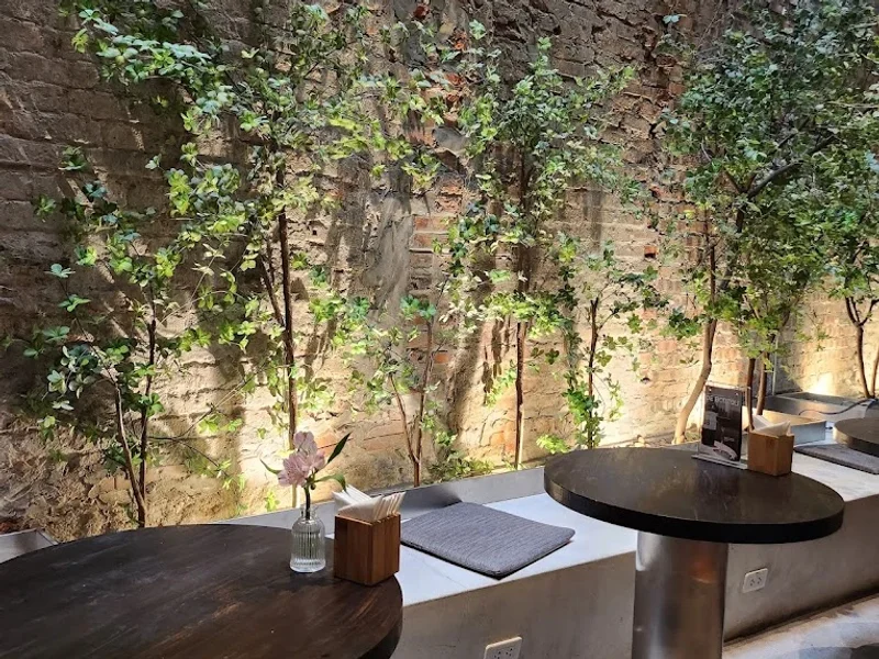 The Running Bean Nhà Thờ - Coffee and Brunch