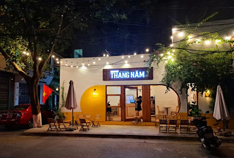 Tiệm Cafe Tháng 5 Lửa Hồng