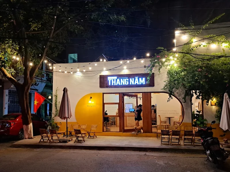 Tiệm Cafe Tháng 5 Lửa Hồng
