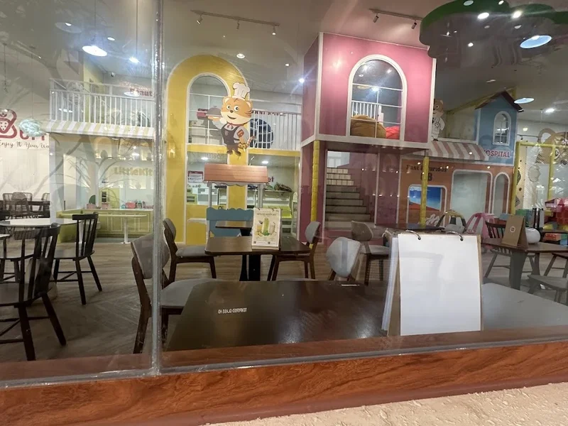 BERRY COFFEE AND PLAYGROUND