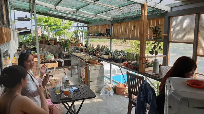 CAFE PHONG CÁCH HIỆN ĐẠI NẰM VEN ĐƯỜNG NGUYỄN ĐÌNH THI HÒA XUÂN