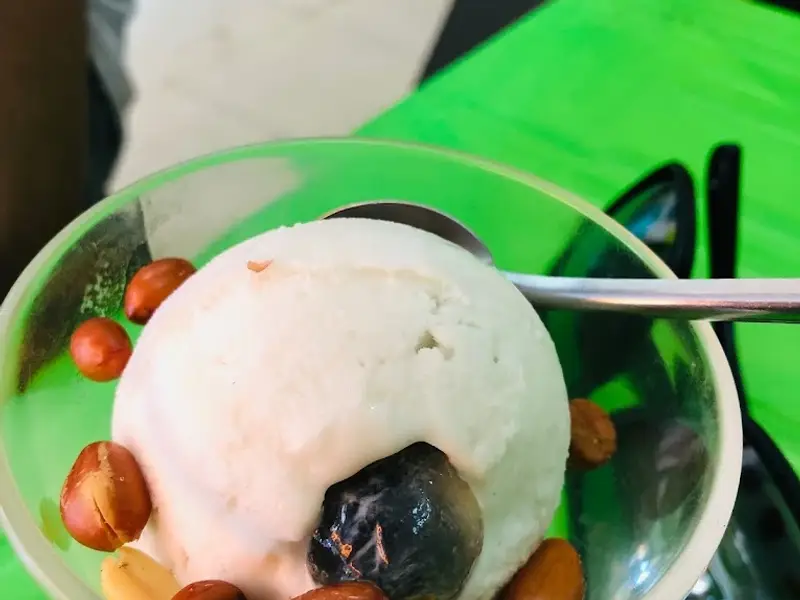 Quán kem nhãn Chú Tám