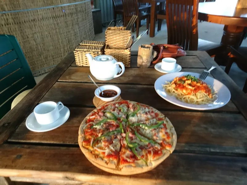 Tin Tin Pizza: family restaurant & vietnamese food & vegetarian food