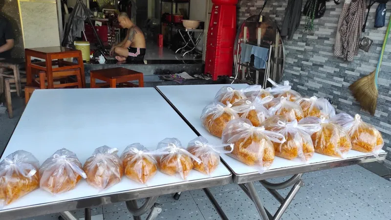 Bánh tráng trộn Phượng (Cầu Đúc)