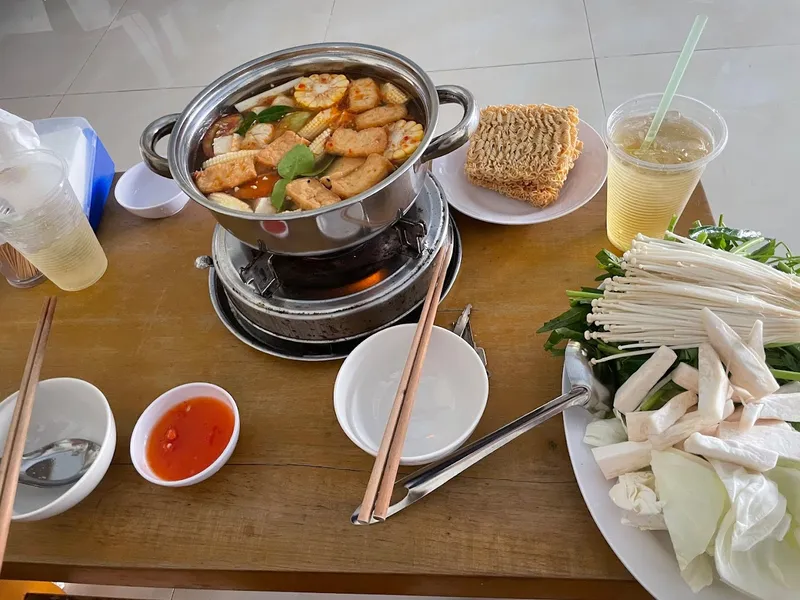 Lẩu và Ăn vặt chay Thổ Nhi