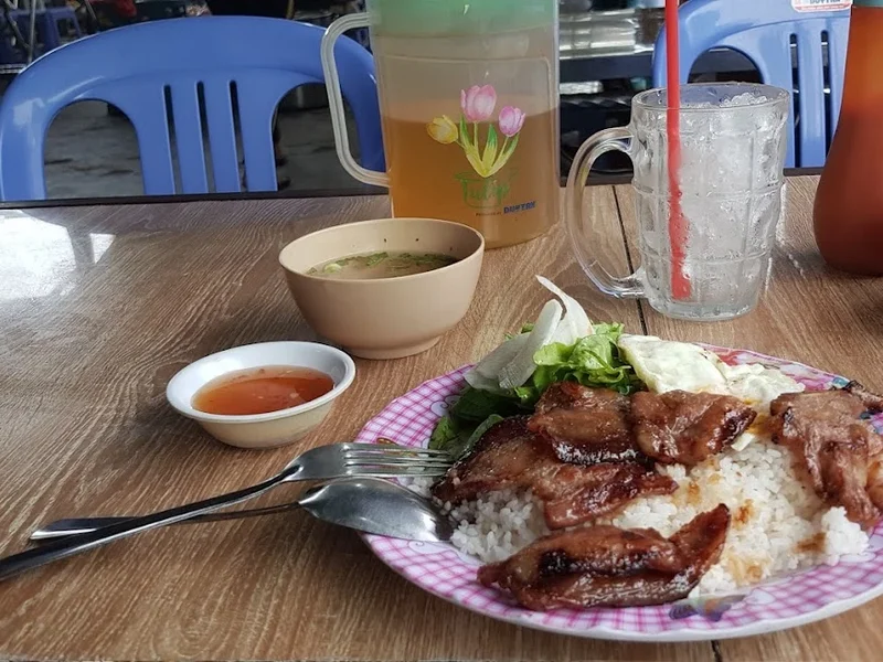 Quán cơm Trúc Huyền