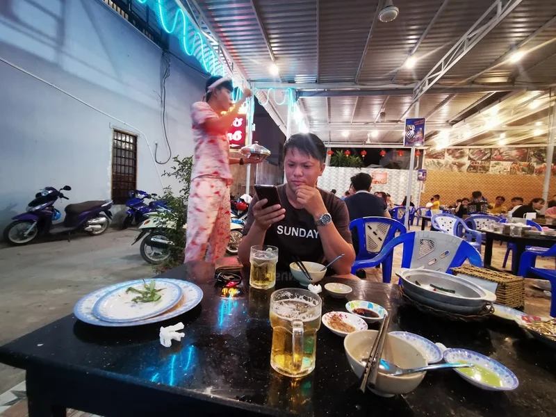 Quán Nghêu Sò Ốc Hến Bờ Hồ