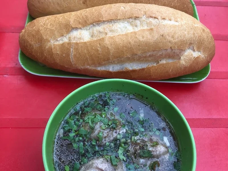 bánh mì xíu mại - bánh hỏi heo quay