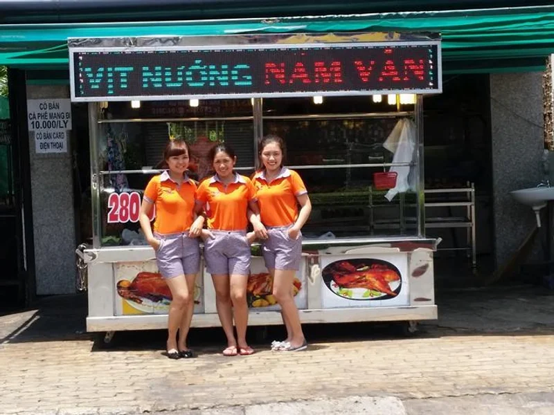 Vịt Nướng Lu Năm Vân
