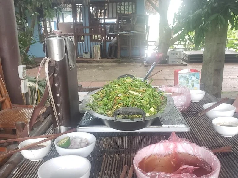 Nhà Hàng Bờ Sông