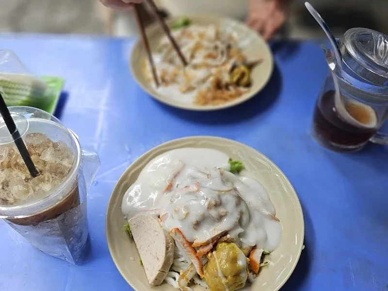 Bánh tằm bánh mặn nước cốt dừa