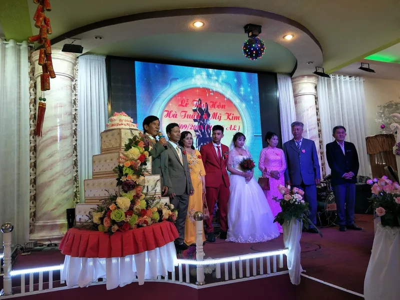 Nhà hàng tiệc cưới, Karaoke, Nhà nghỉ Trung Dung
