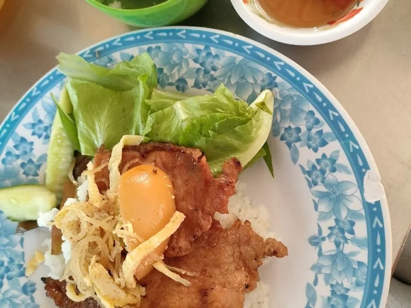Cơm tấm Ba Nông tại cầu Phù Dật