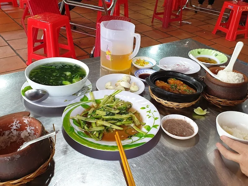 Cơm niêu Quang Trung