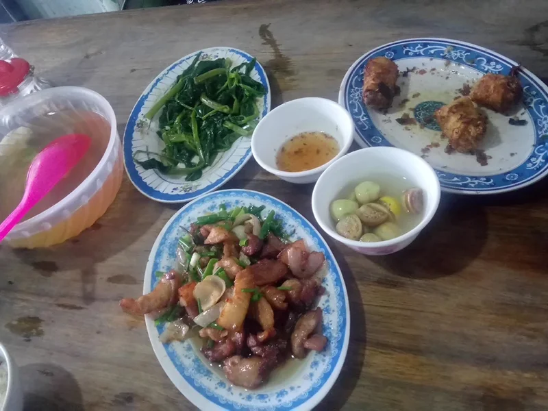 Quán cơm Gốc Đa