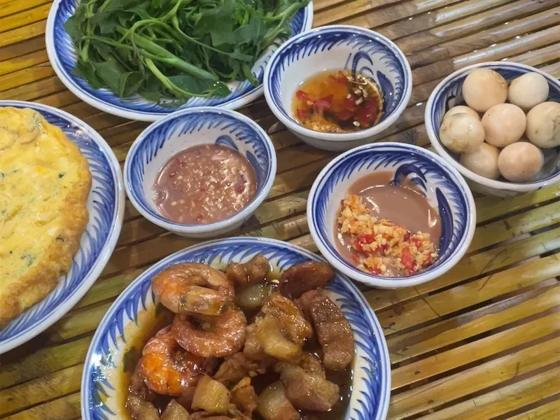 CƠM NHÀ CÔ BA