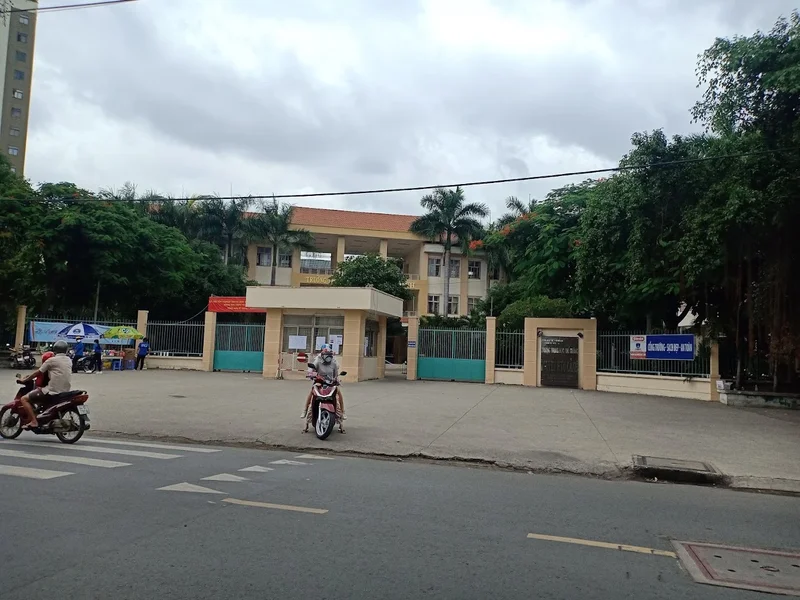 Trường THPT Nguyễn Hữu Cảnh