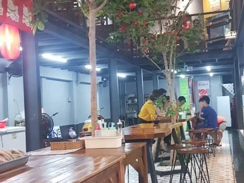 Khu ẩm thực chợ 200, Quận 4